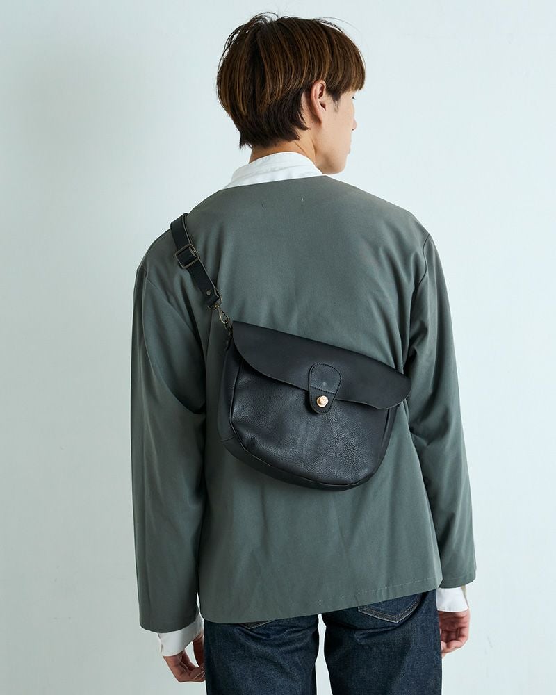 ショルダーバッグの色：クロ