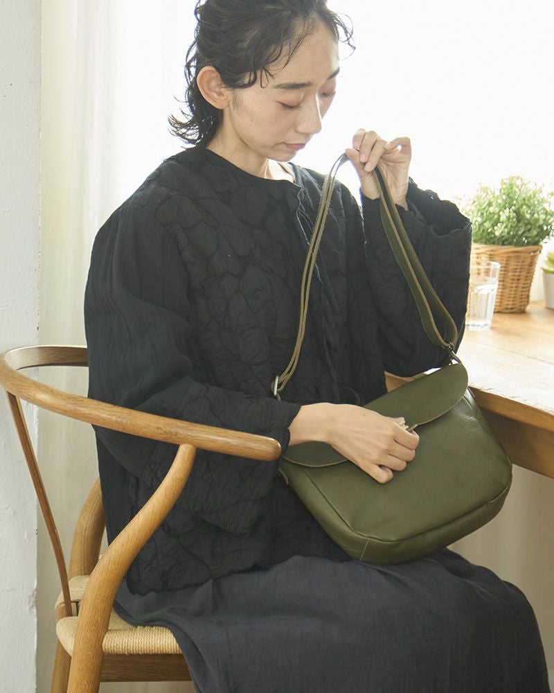 木と革のぬくもりあふれる、ショルダーバッグ