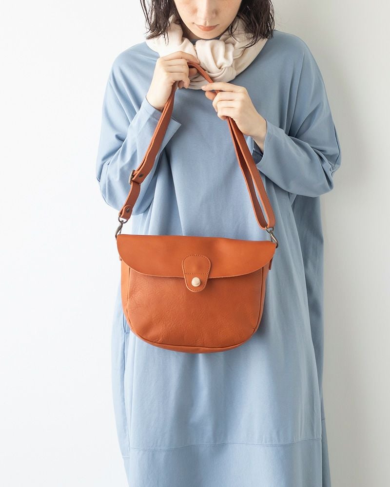 ショルダーバッグの色：キャメル