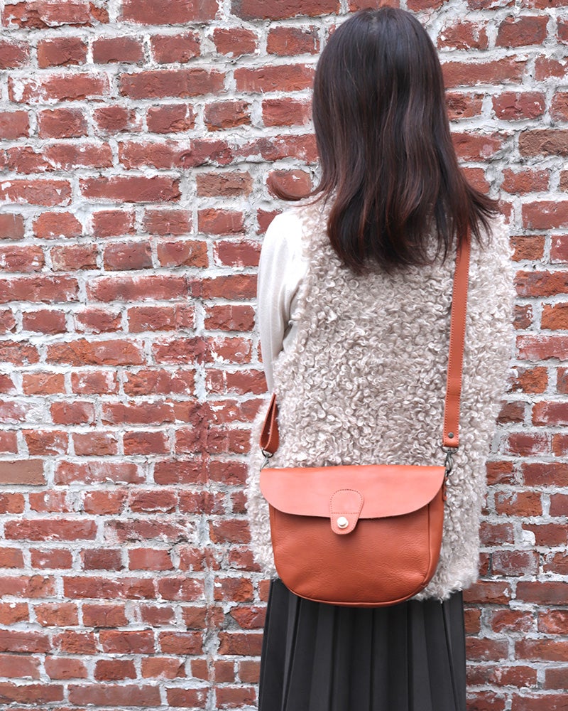 ショルダーバッグの色：キャメル