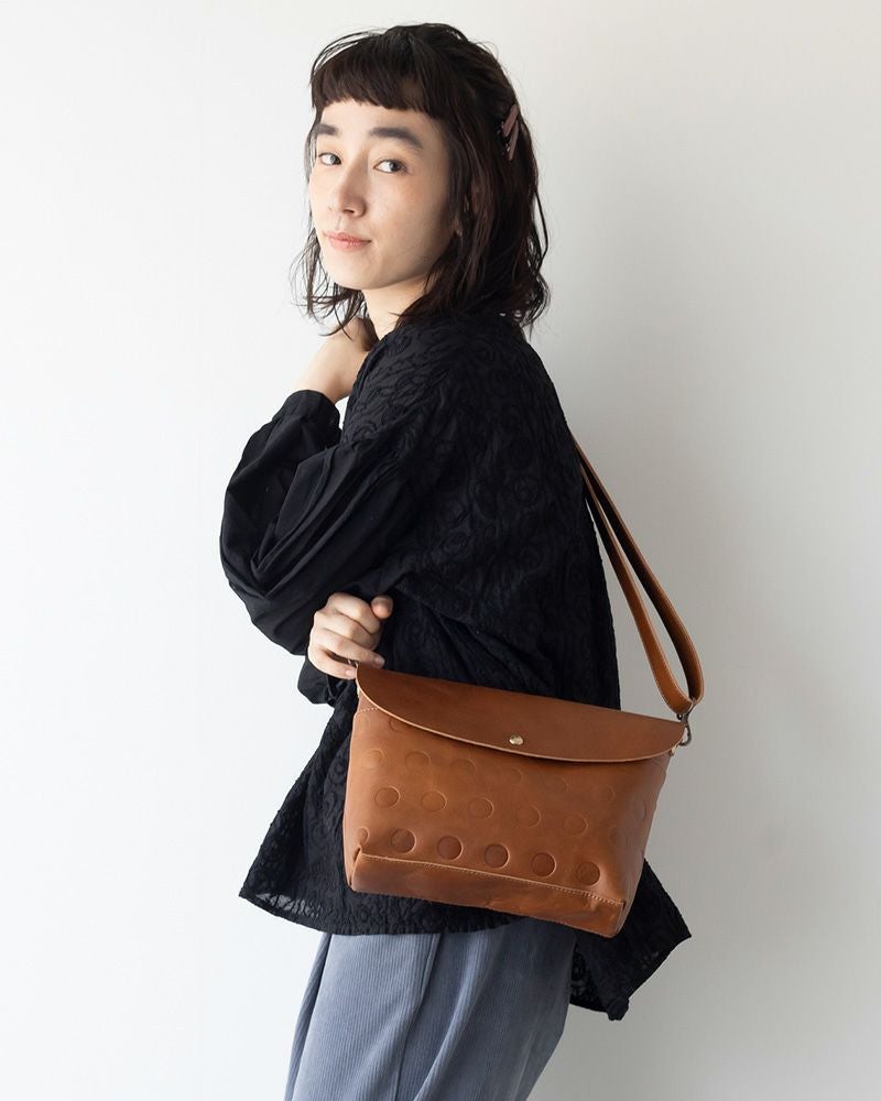 ショルダーバッグの色：アッシュグレー