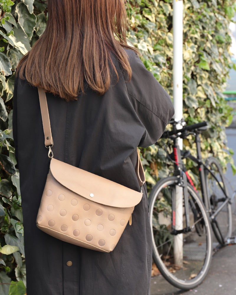 ショルダーバッグの色：チャイ