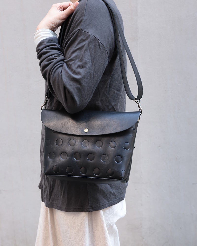 ショルダーバッグの色：ブラック