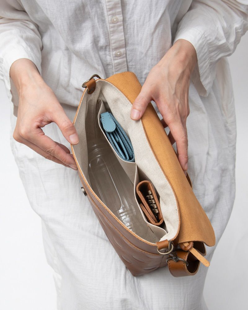 ショルダーバッグの色：アッシュグレー