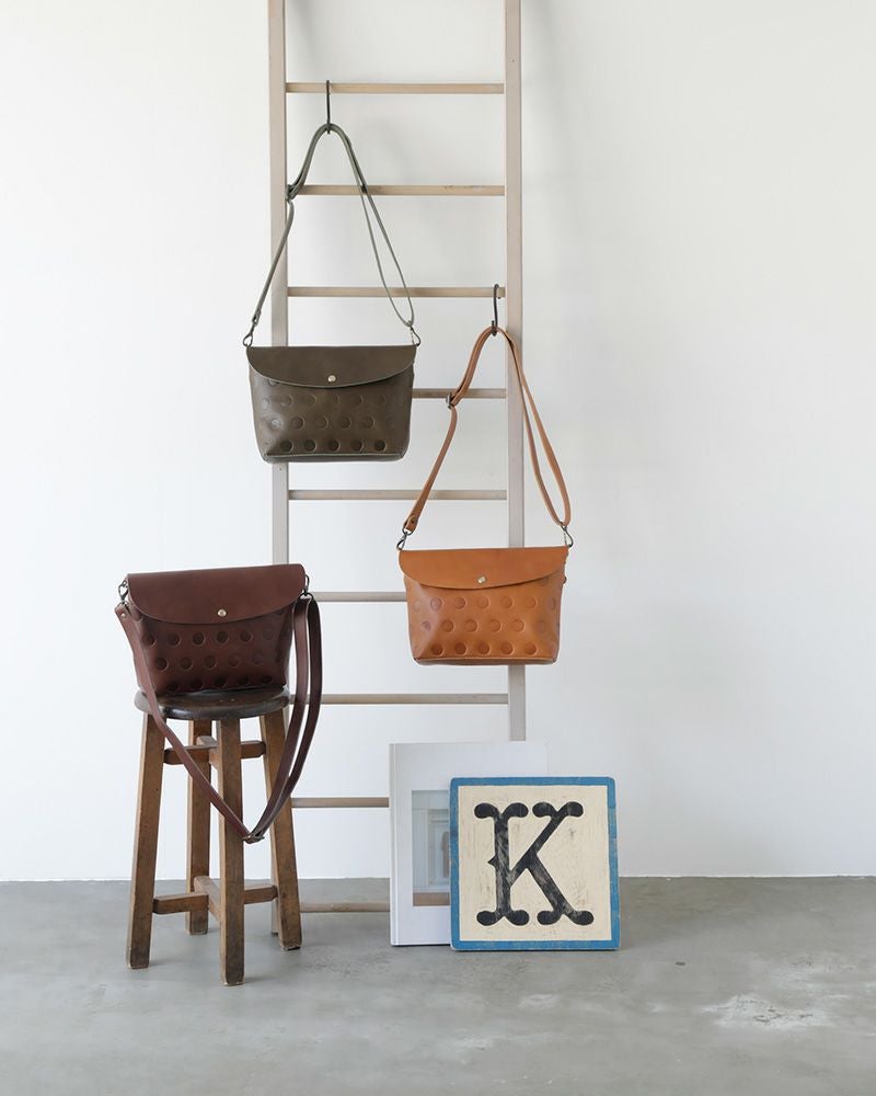 ショルダーバッグの色：上から　オリーブグリーン・キャラメル・ダークブラウン