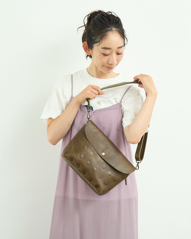 ショルダーバッグの色：オリーブグリーン
