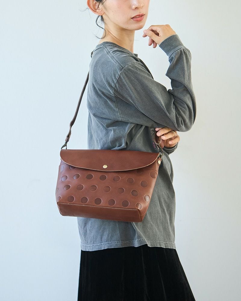 ショルダーバッグの色：ダークブラウン