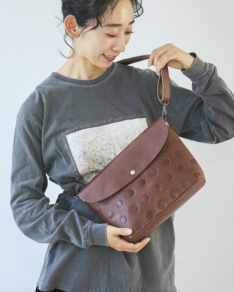 ショルダーバッグの色：ダークブラウン