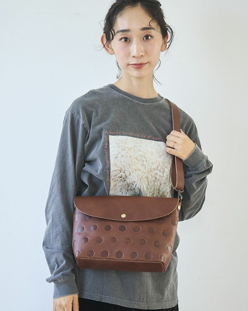 ショルダーバッグの色：ダークブラウン