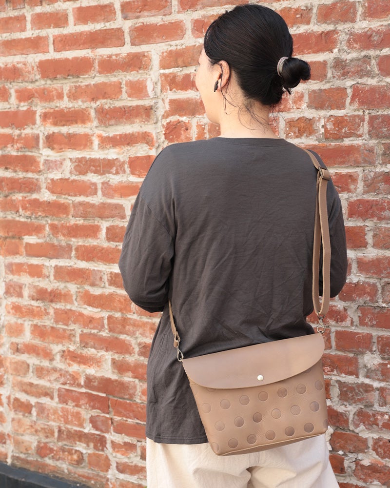 バッグの色：チャイ