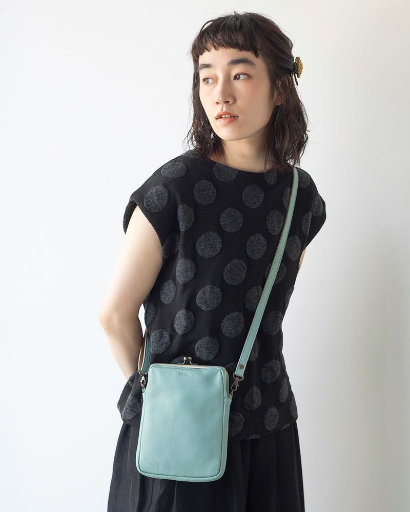 トーストみたいな四角がかわいい「フカフカ がま口 スマートポシェット