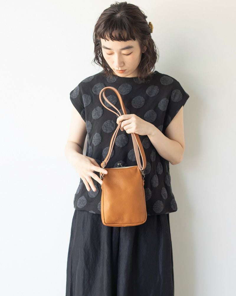 トーストみたいな四角がかわいい「フカフカ がま口 スマートポシェット