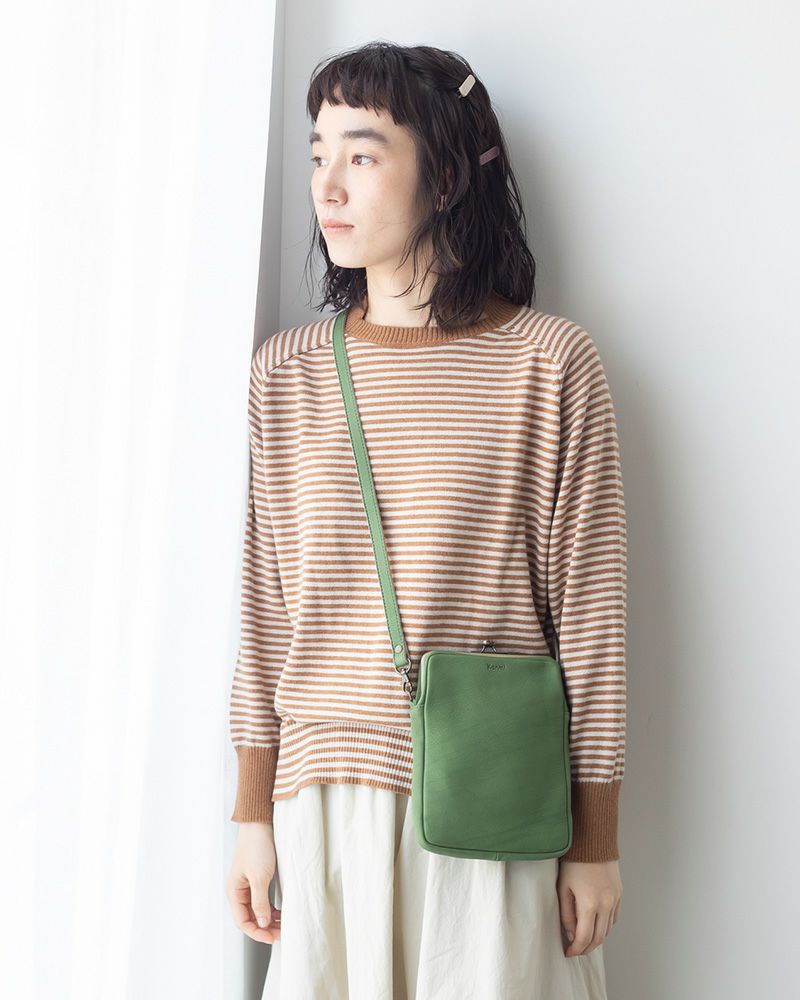 トーストみたいな四角がかわいい「フカフカ がま口 スマートポシェット