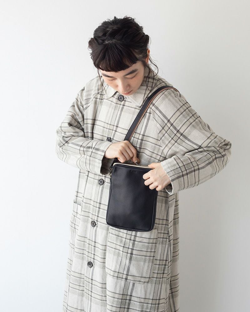 トーストみたいな四角がかわいい「フカフカ がま口 スマートポシェット