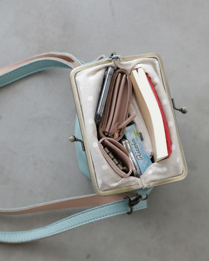 トーストみたいな四角がかわいい「フカフカ がま口 スマートポシェット