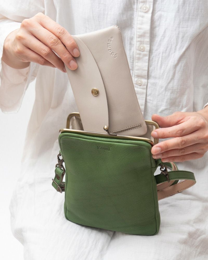 トーストみたいな四角がかわいい「フカフカ がま口 スマートポシェット