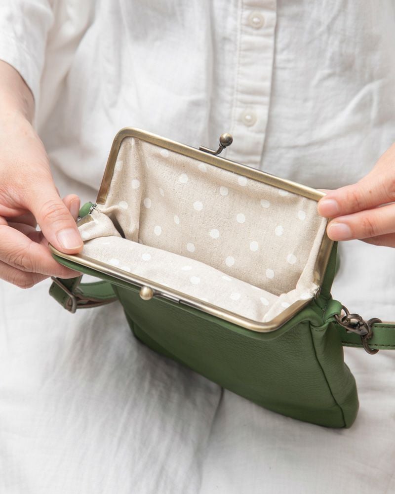 がま口ポシェットの色：リーフグリーン