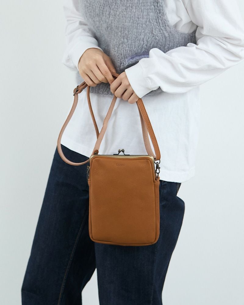 トーストみたいな四角がかわいい「フカフカ がま口 スマートポシェット