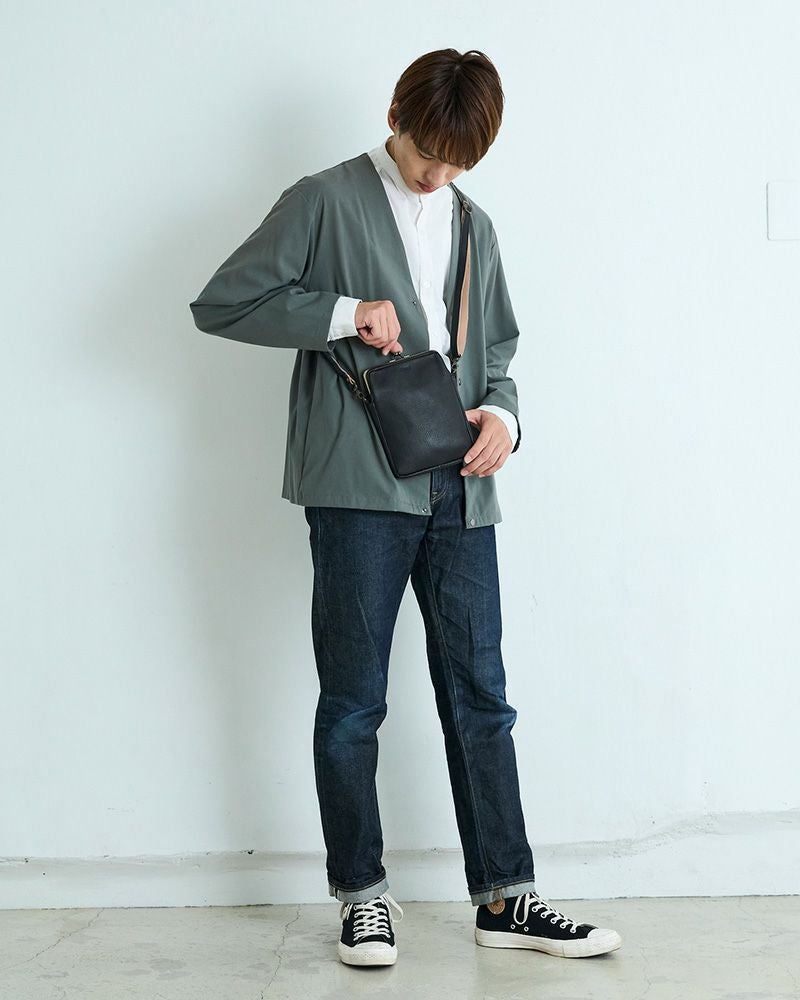 男性も使える、本革ポシェット