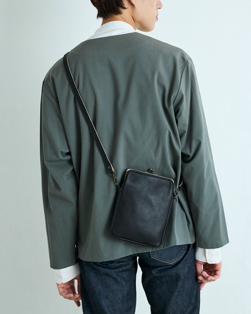 トーストみたいな四角がかわいい「フカフカ がま口 スマートポシェット