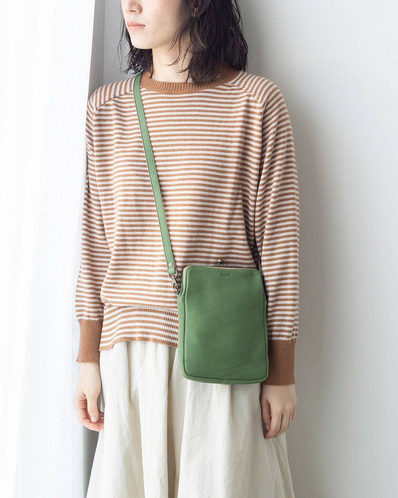 トーストみたいな四角がかわいい「フカフカ がま口 スマートポシェット