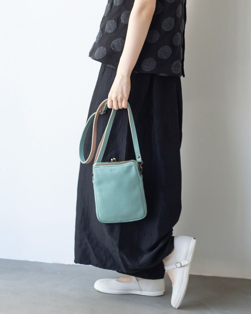 トーストみたいな四角がかわいい「フカフカ がま口 スマートポシェット