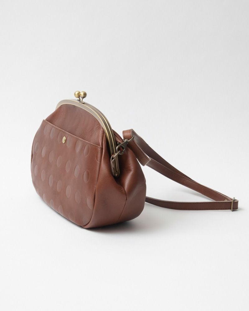 がま口ショルダーバッグの色：ダークブラウン