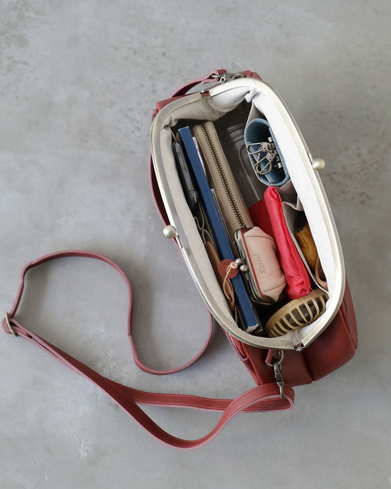 がま口ショルダーバッグの色：チェリーレッド