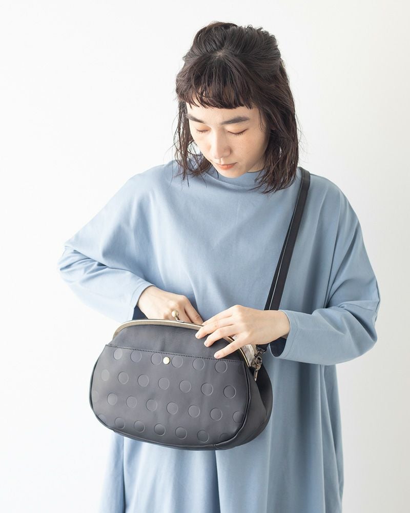 がま口ショルダーバッグの色：ブラック