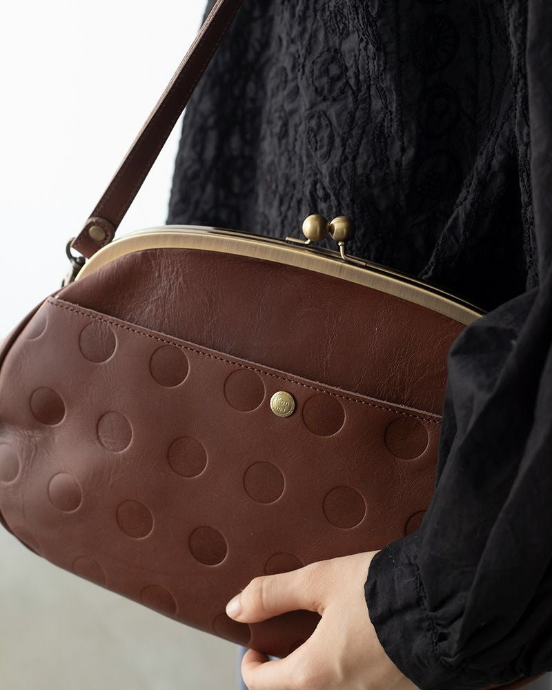 がま口ショルダーバッグの色：ダークブラウン