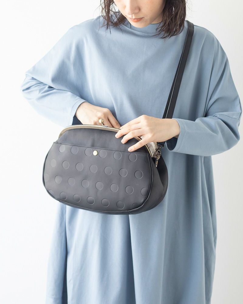 がま口ショルダーバッグの色：ブラック