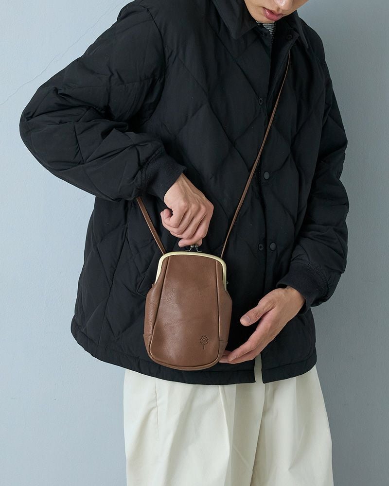 必需品を入れて気軽にお出かけ　コンパクトなポシェット