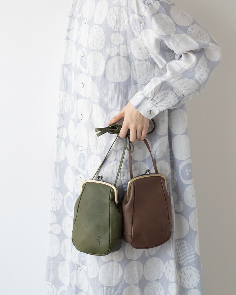 「ドロップツリー がま口 ワンポシェット」左：グリーン／右：モカグレー