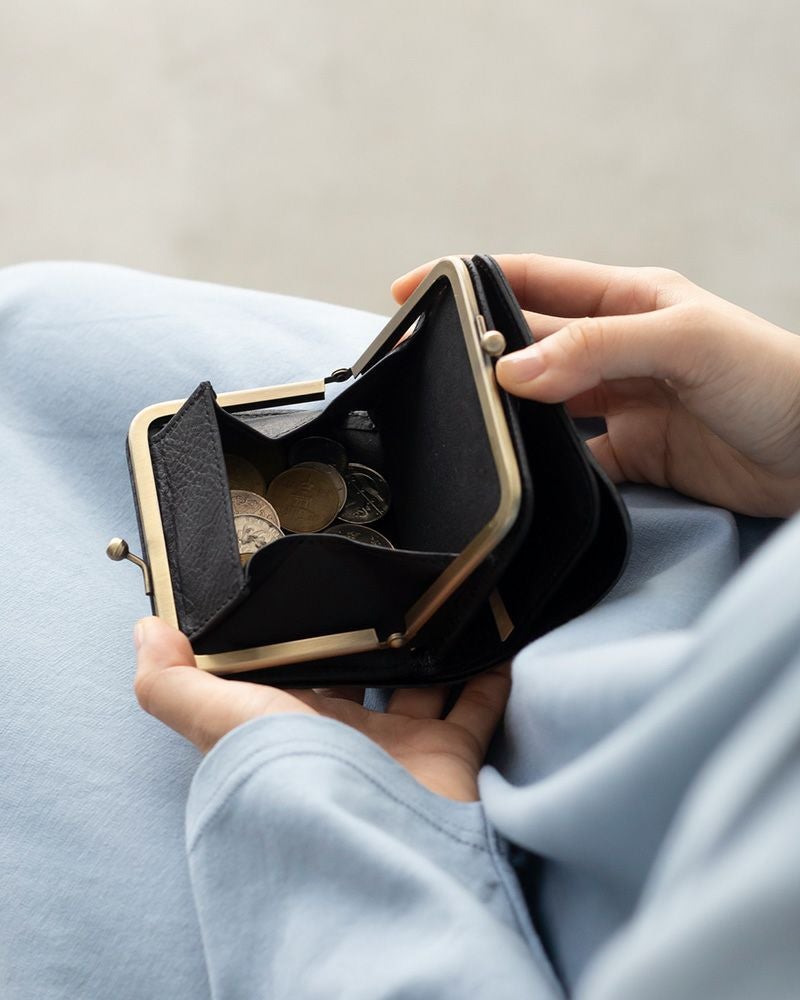 がま口だから大きく開いて中が見やすい