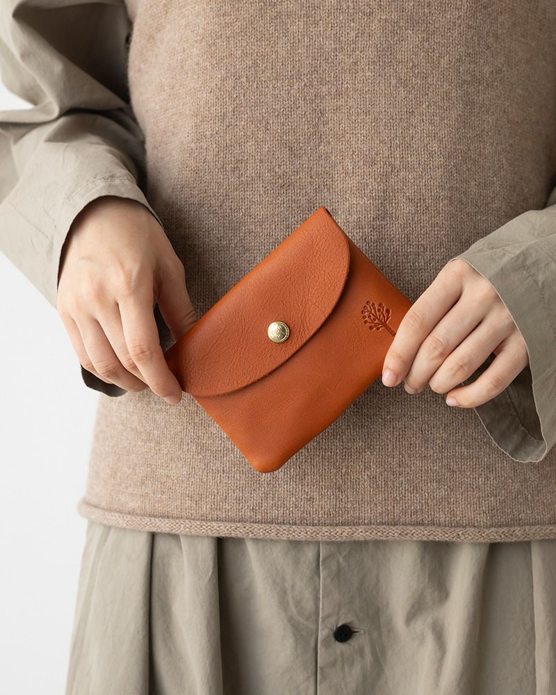 薄くて小さいのでかさ張らずすっきり持てるレディースコンパクト財布です