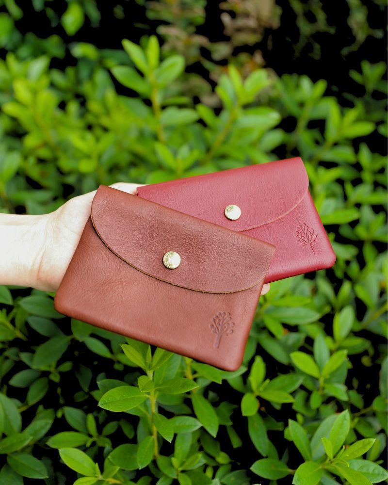 左：ダークブラウン／右：レッド