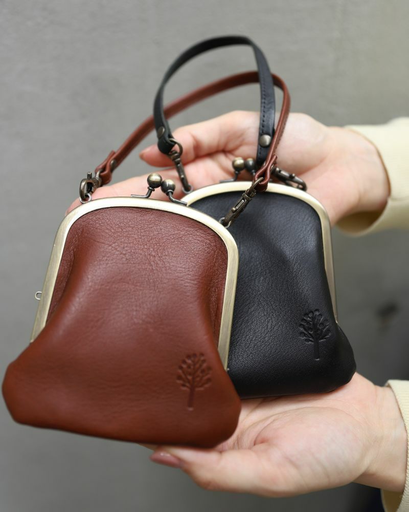 左：ダークブラウン／右：クロ