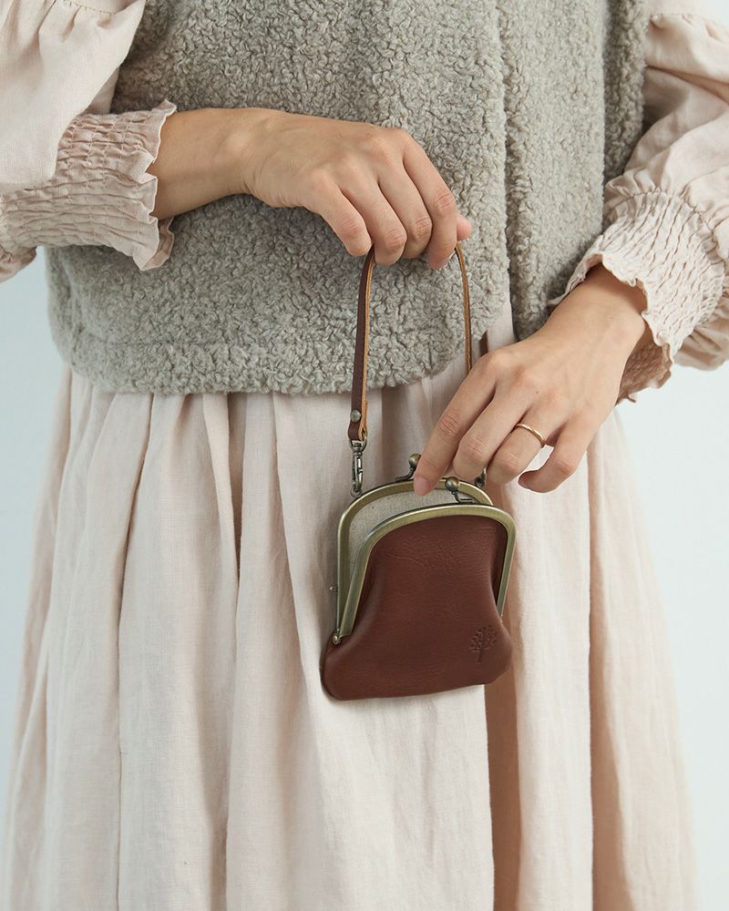 パスケースの色：ダークブラウン