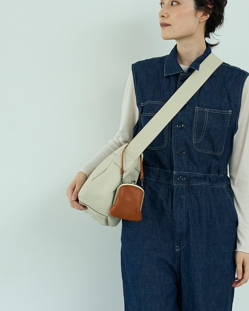 ショルダーバッグに合わせて、すぐに取り出したい物だけ入れておけます。