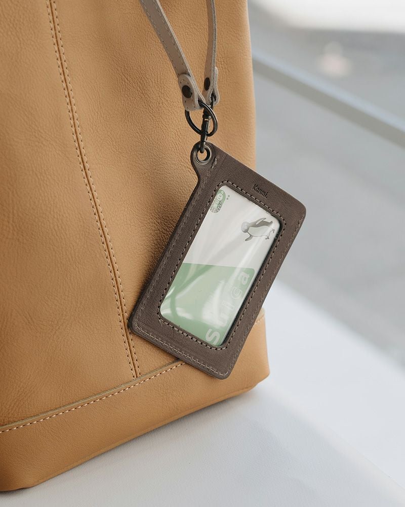 パスケースの色：モカグレー