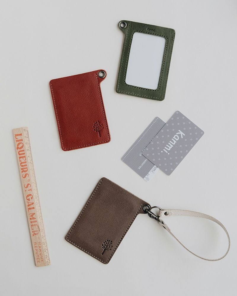 パスケースの色：上からグリーン／レッド／モカグレー