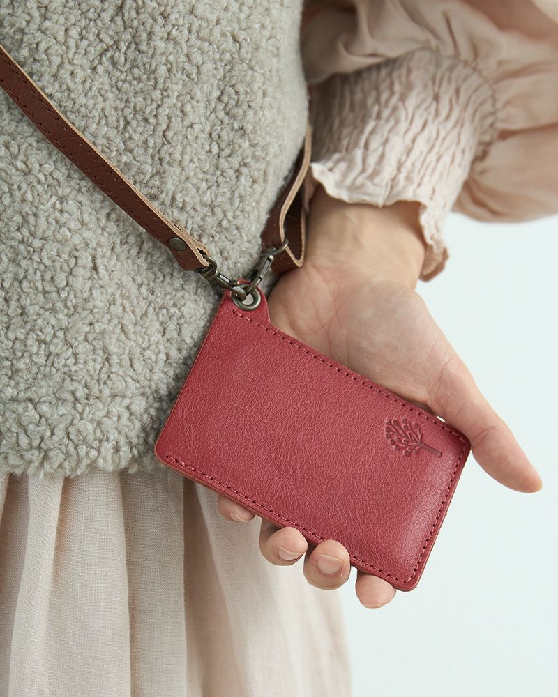 別売の「フリー ストラップショルダー」をつけて／パスケースの色：レッド