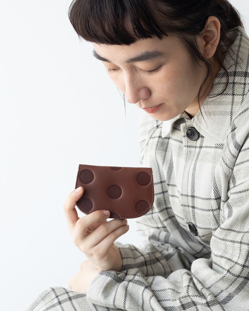 パスケースの色：ダークブラウン