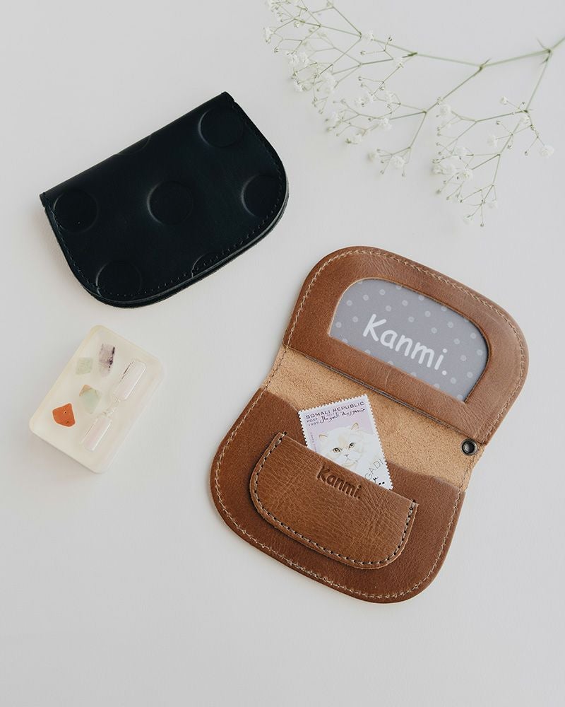 パスケースの色：左 ブラック／右 アッシュグレー ※無くなり次第終了