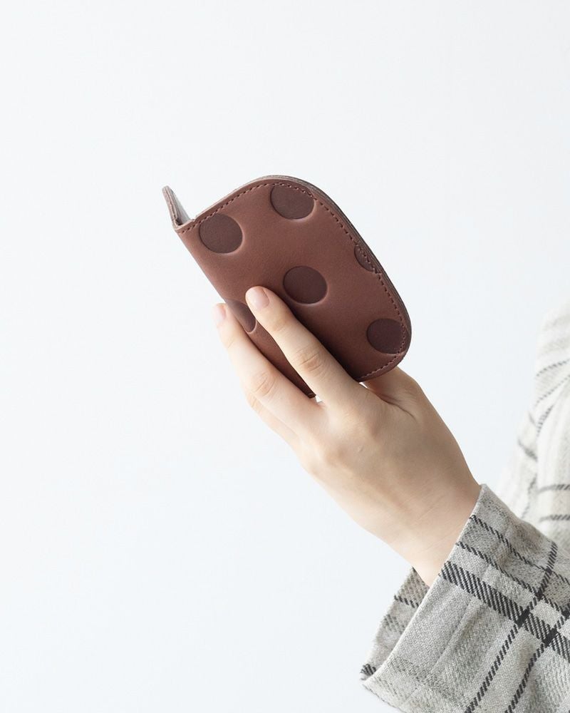 パスケースの色：ダークブラウン