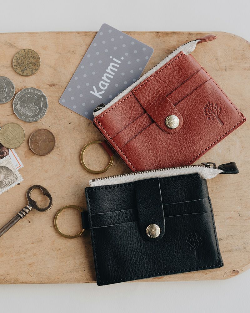 キーコインケースの色：上からキャメル／クロ