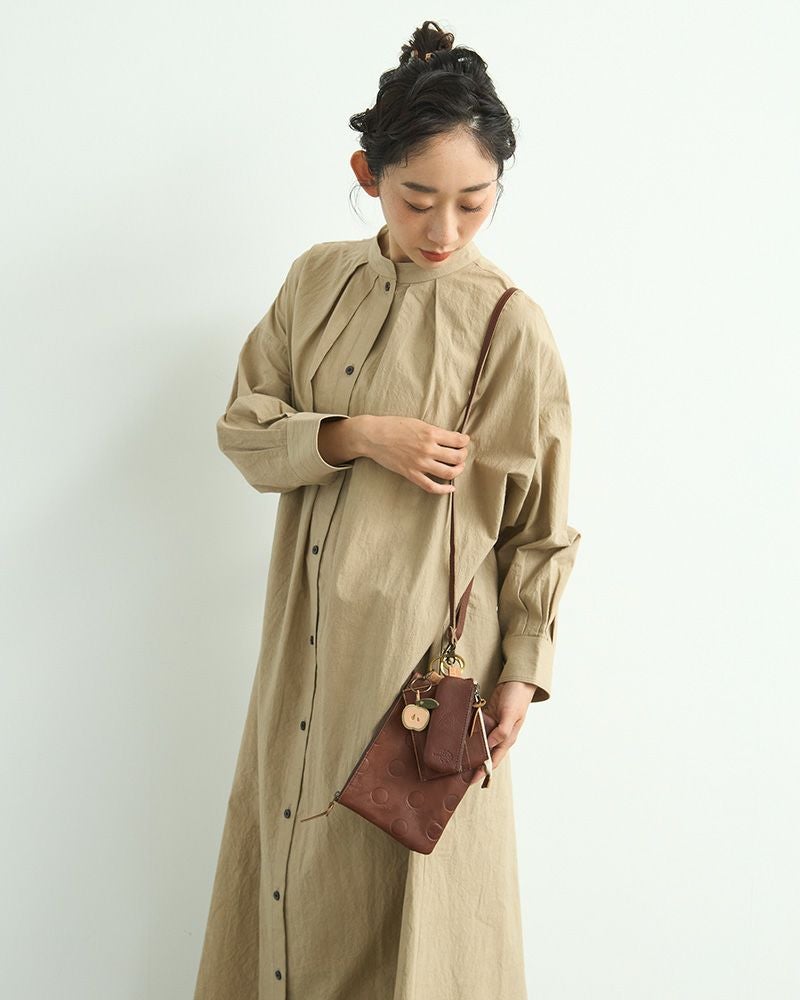 フラットポーチとフリーショルダーを組み合わせてこんな使い方も◎／キーコインケースの色：ダークブラウン