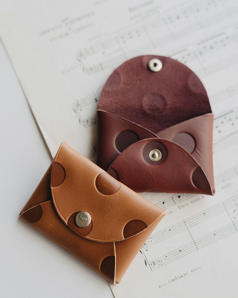 カードケースの色：上からダークブラウン／キャラメル