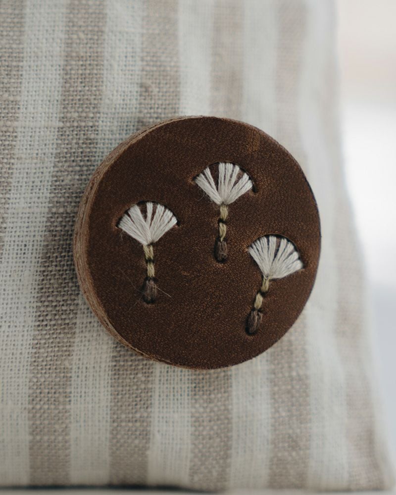 「sa i te ブローチ」わたげモカグレー