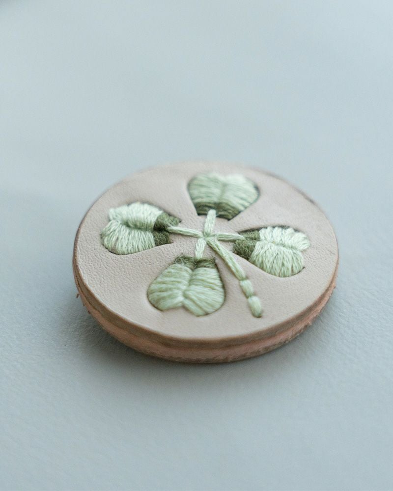 「sa i te ブローチ」クローバーバニラ